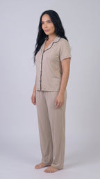 Pijama de botones con pantalón color camel