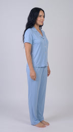 Pijama de botones con pantalón color celeste