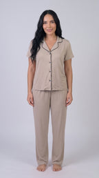 Pijama de botones con pantalón color camel